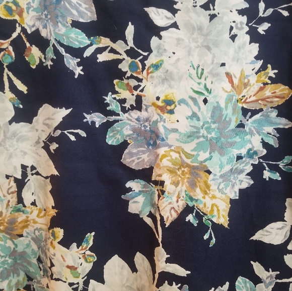 Van Heusen Studio Floral Pencil Skirt Size 8 - Picture 3 of 8